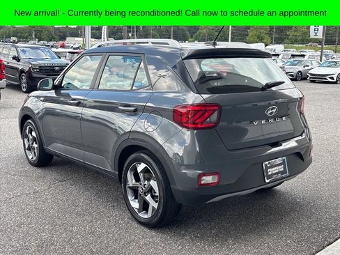 Used 2024 Hyundai Venue SEL FWD image 2