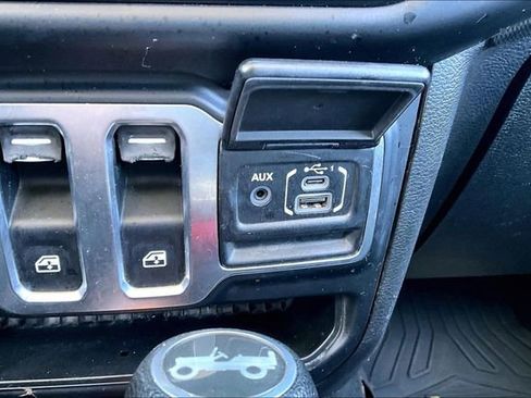 Used 2020 Jeep Wrangler Sport image 32