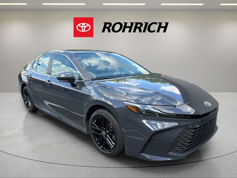 Used 2025 Toyota Camry XLE FWD image 4