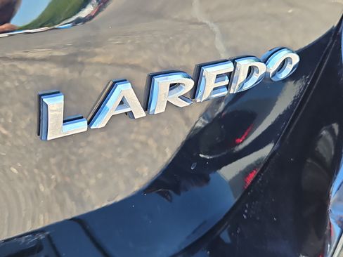 Used 2018 Jeep Grand Cherokee Laredo AWD/4WD image 9