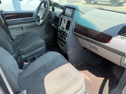 Used 2010 Chrysler Town & Country Touring w/ Entertainment Group #2 FWD image 7