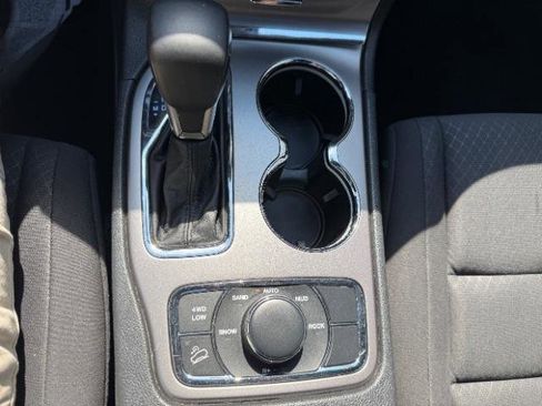 Used 2019 Jeep Grand Cherokee Laredo image 28