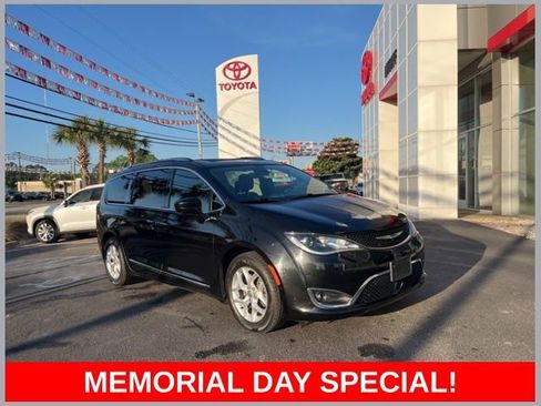 Used 2020 Chrysler Pacifica Touring-L FWD image 1