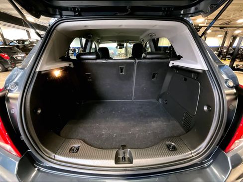 Used 2022 Chevrolet Trax LT w/ LT Convenience Package image 17