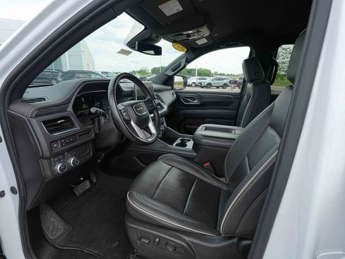 Used 2024 GMC Yukon SLT AWD/4WD image 16