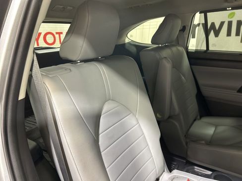 Used 2022 Toyota Highlander XLE image 18