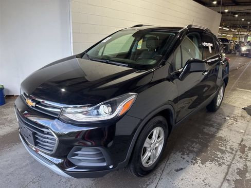 Used 2019 Chevrolet Trax LT w/ LT Convenience Package FWD image 2