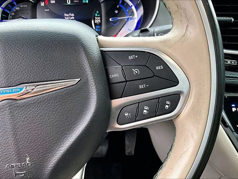 Used 2018 Chrysler Pacifica Limited w/ Advanced Safetytec Group FWD image 19