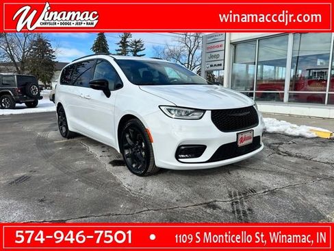 Used 2025 Chrysler Pacifica Limited image 1