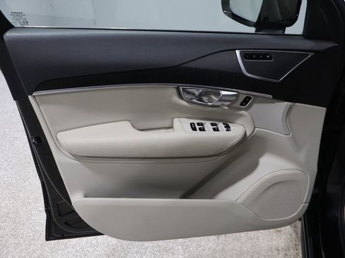 Used 2020 Volvo XC90 T6 Momentum image 12