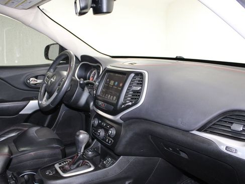 Used 2017 Jeep Cherokee Trailhawk w/ Comfort/Convenience Group image 25