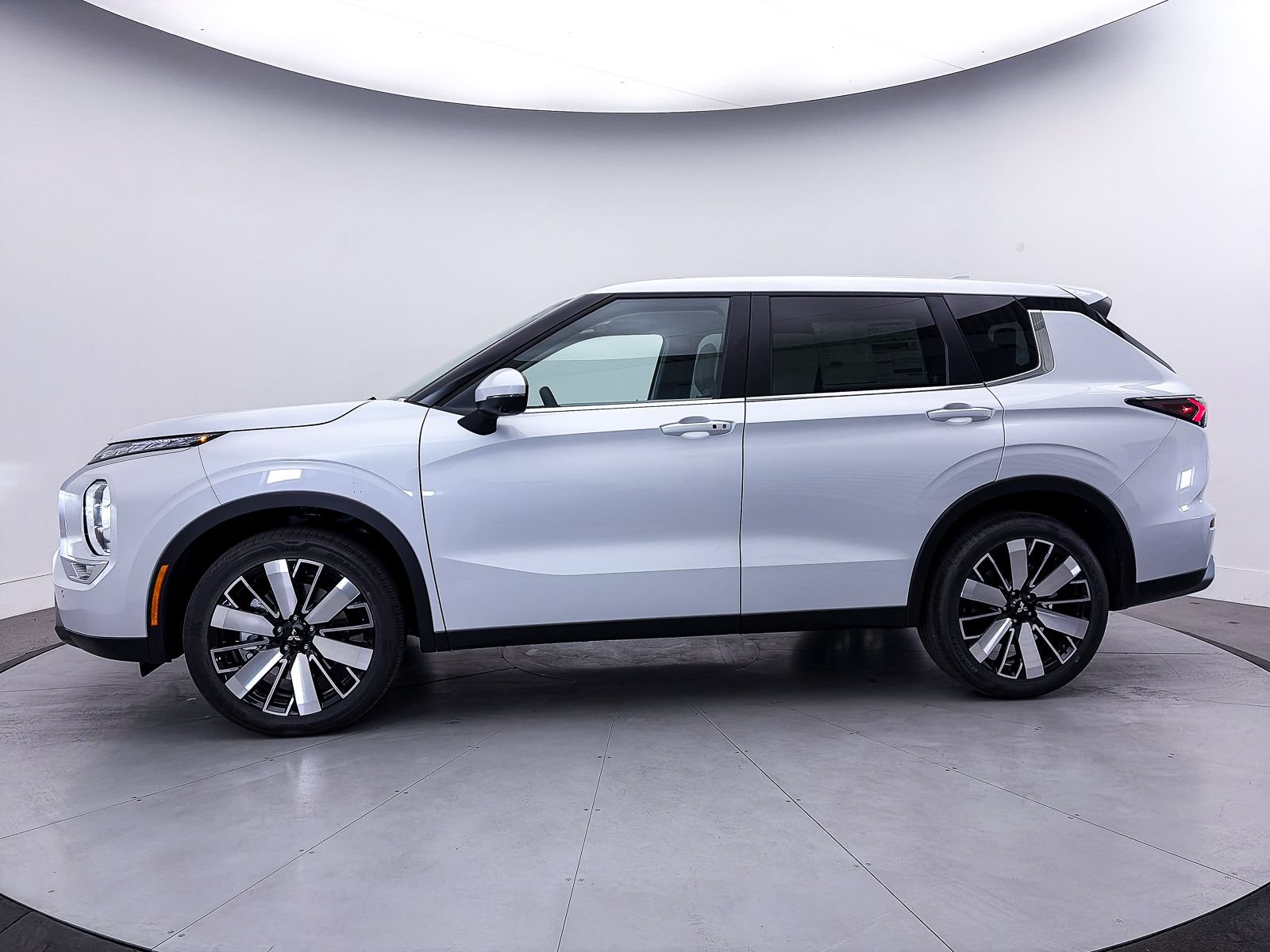 Used 2026 Mitsubishi Outlander SE FWD image 4