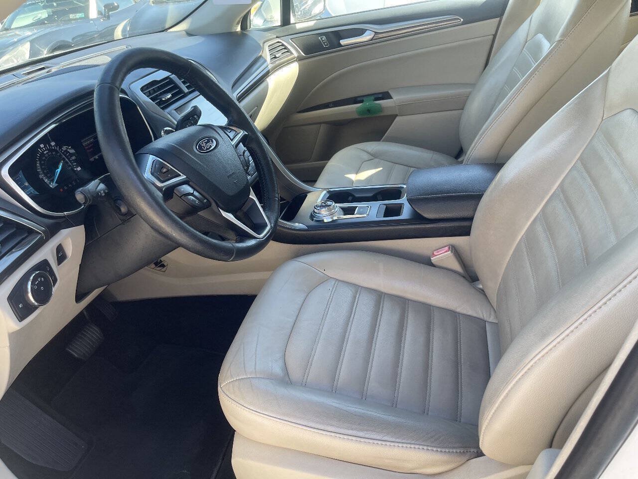 Used 2017 Ford Fusion SE w/ Fusion SE Technology Package AWD/4WD image 9