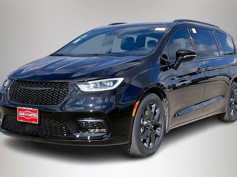 New 2026 Chrysler Pacifica Limited w/ Uconnect Theater Family Group image 2