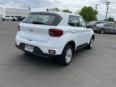 Used 2022 Hyundai Venue SE FWD image 5