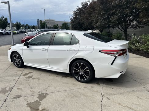 Used 2020 Toyota Camry SE FWD image 7