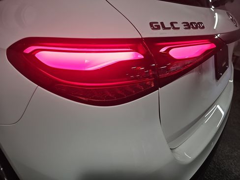Used 2025 Mercedes-Benz GLC 300 4MATIC image 32