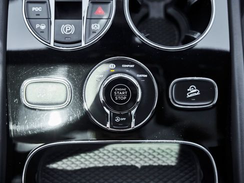 Used 2021 Bentley Bentayga AWD/4WD image 64