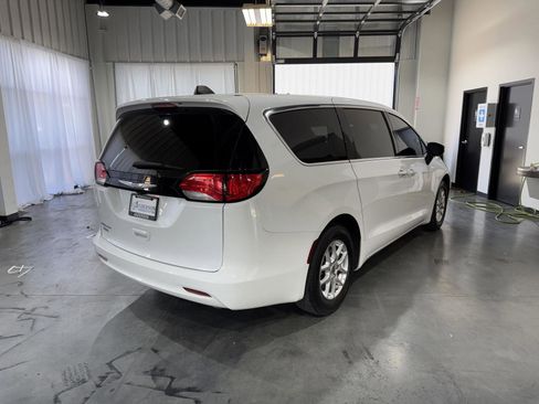 Used 2022 Chrysler Voyager LX FWD image 8