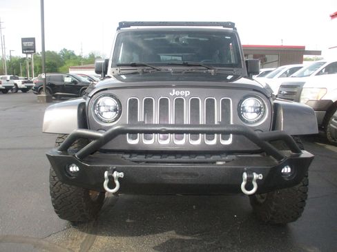 Used 2018 Jeep Wrangler Unlimited Sahara w/ Dual Top Group AWD/4WD image 39