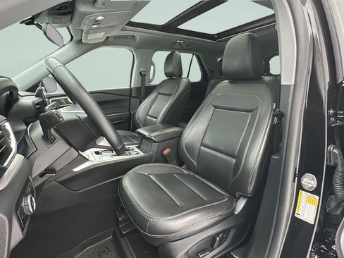 Used 2023 Ford Explorer XLT w/ Equipment Group 202A AWD/4WD image 13