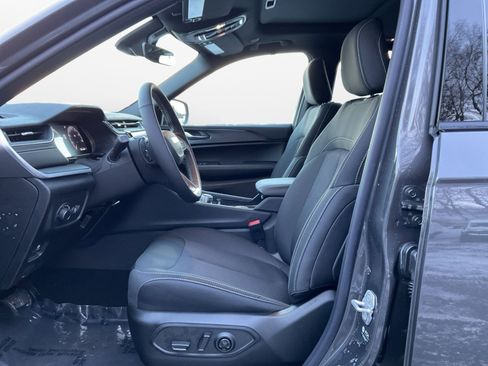 New 2025 Jeep Grand Cherokee Laredo X w/ Luxury Tech Group I image 9