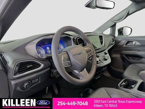Used 2025 Chrysler Pacifica Select FWD image 10