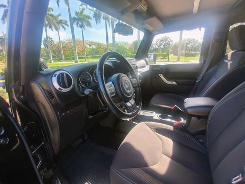 Used 2014 Jeep Wrangler Unlimited Rubicon w/ Connectivity Group AWD/4WD image 12