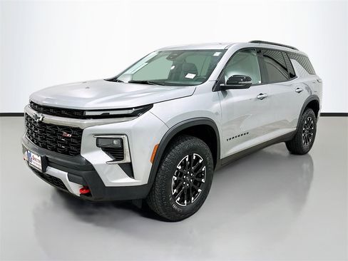 Used 2025 Chevrolet Traverse Z71 image 3