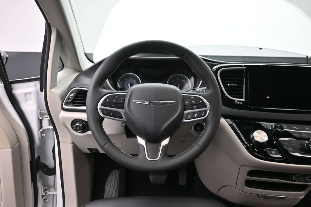 Used 2024 Chrysler Pacifica Touring-L FWD image 30