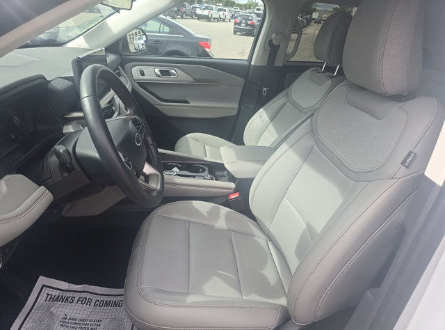 Used 2025 Ford Explorer Active w/ Active Comfort Package RWD image 5