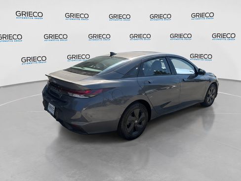 Used 2023 Hyundai Elantra SEL w/ Preferred Accessory Package FWD image 2