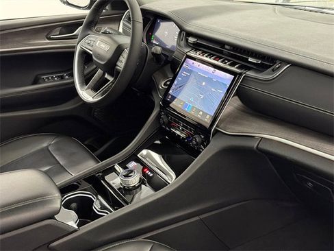 Used 2023 Jeep Grand Cherokee Limited w/ Black Appearance Package image 10