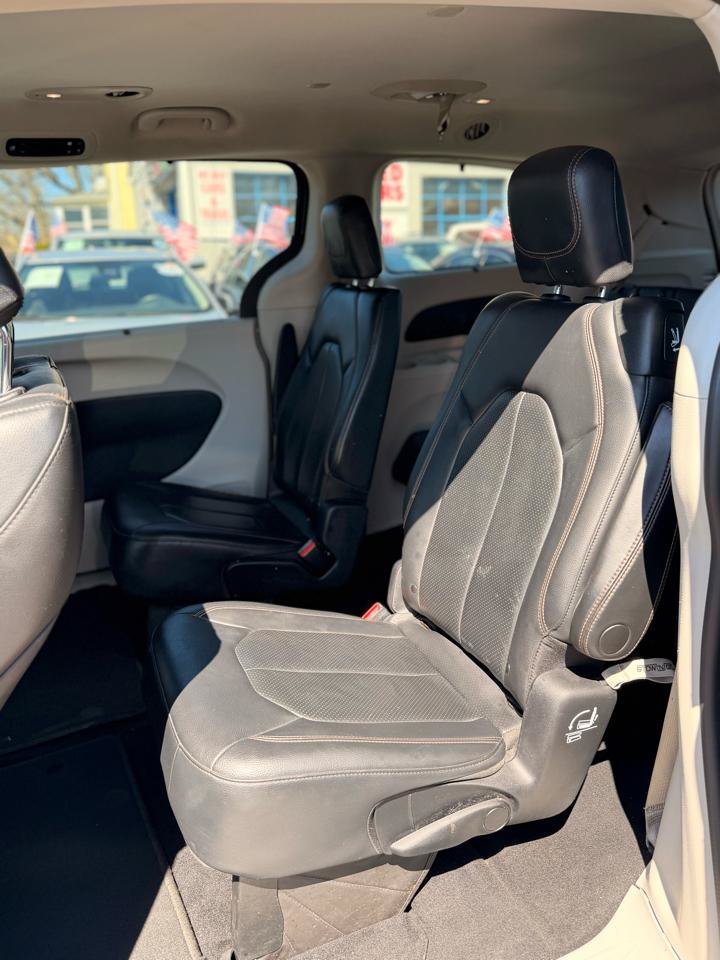 Used 2019 Chrysler Pacifica Touring-L FWD image 16