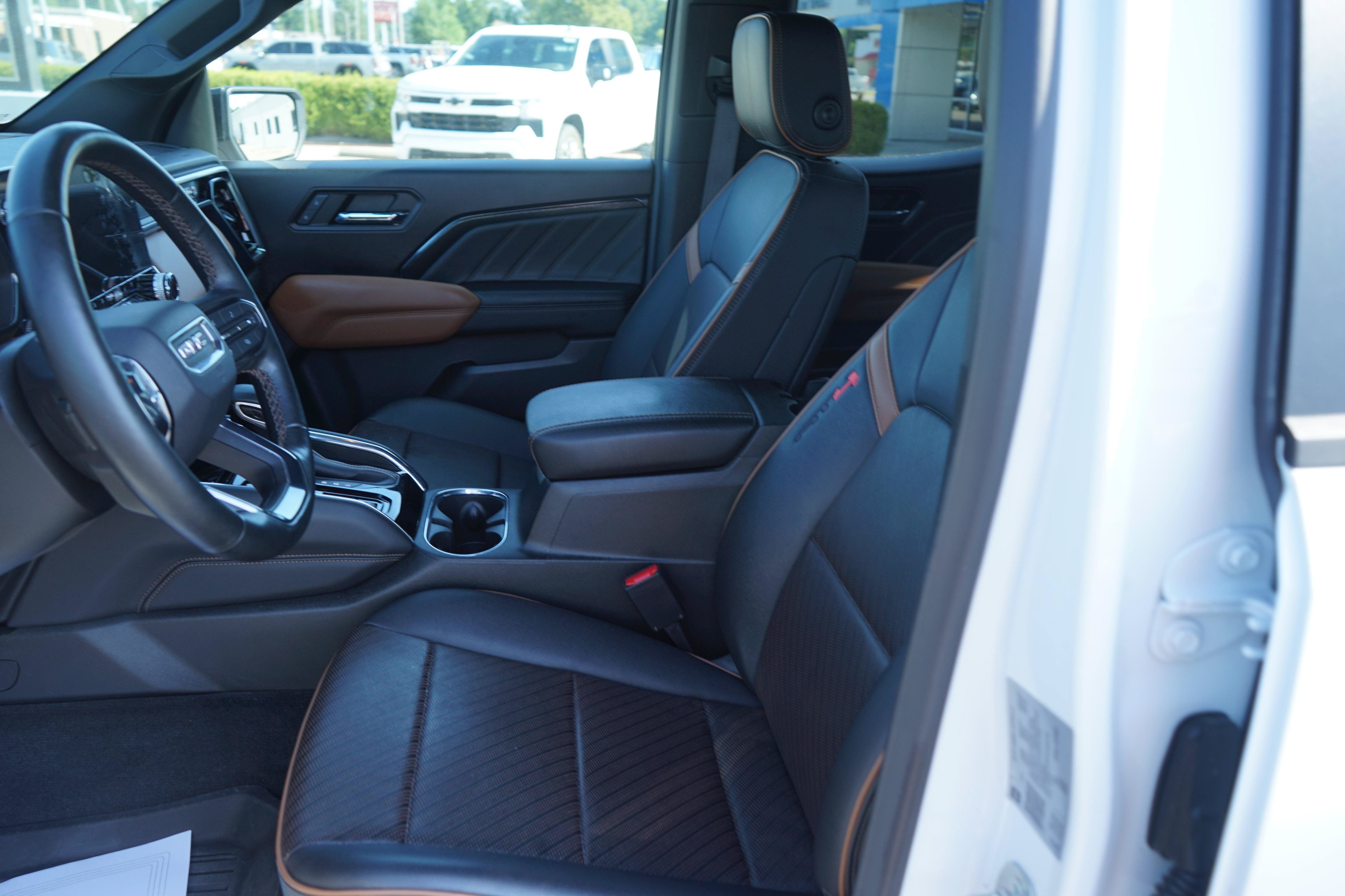 Used 2023 GMC Canyon AT4 w/ AT4 Premium Package AWD/4WD image 9