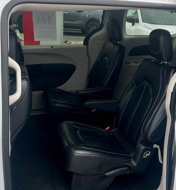 Used 2022 Chrysler Pacifica Touring-L FWD image 9