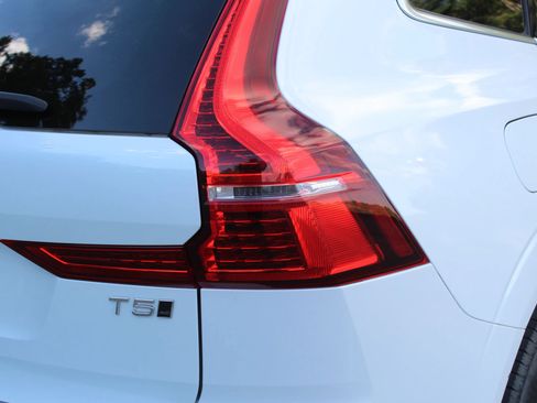 Used 2020 Volvo XC60 T5 Momentum AWD/4WD image 38