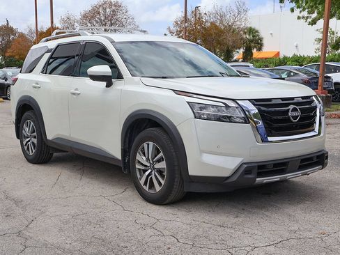 Used 2024 Nissan Pathfinder SL FWD image 9