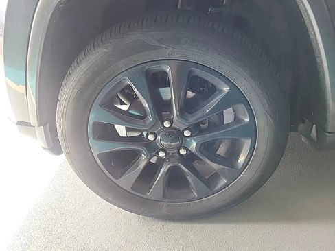 Used 2018 Jeep Grand Cherokee Altitude AWD/4WD image 2