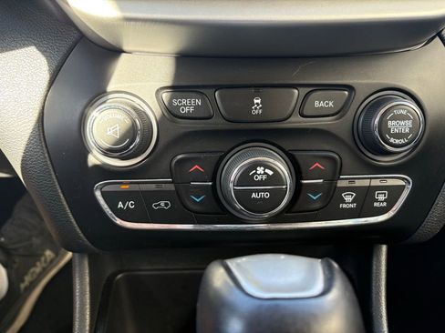 Used 2015 Jeep Cherokee Limited image 22