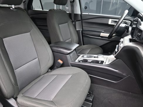 Used 2023 Ford Explorer XLT image 29