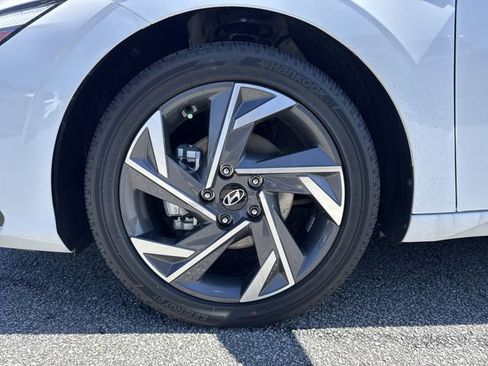 Certified 2025 Hyundai Elantra SEL image 11