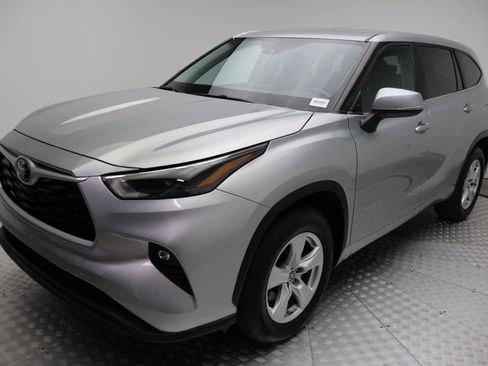 Certified 2025 Toyota Highlander LE image 2