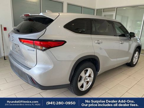 Used 2020 Toyota Highlander LE FWD image 8
