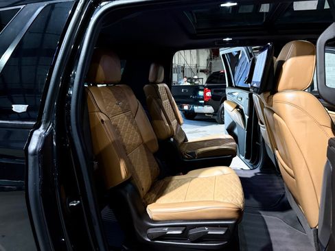 Used 2021 Cadillac Escalade ESV Premium Luxury w/ LPO, Illumination Package AWD/4WD image 23