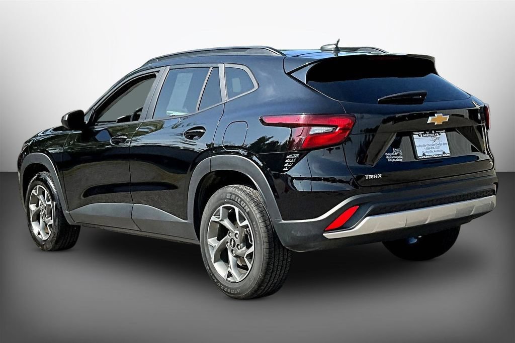 Used 2025 Chevrolet Trax LT FWD image 4