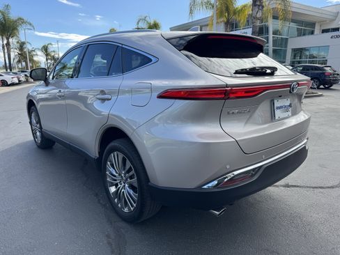 Used 2021 Toyota Venza XLE image 8