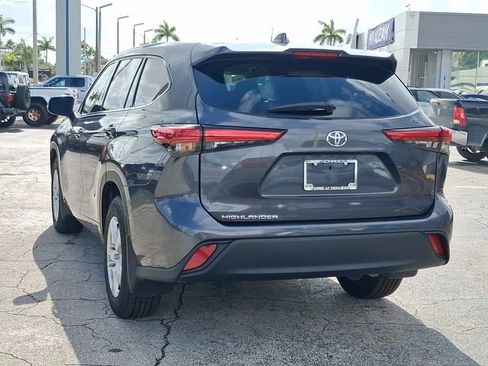 Used 2021 Toyota Highlander L FWD image 3