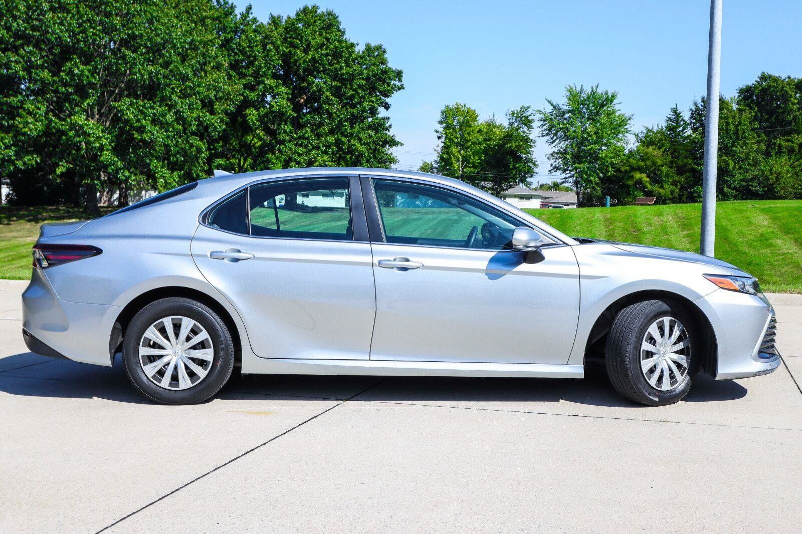 Used 2022 Toyota Camry LE FWD image 5