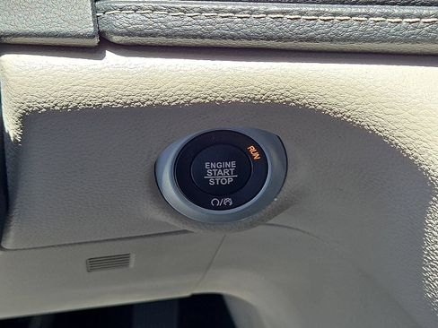 Used 2024 Chrysler Pacifica Limited FWD image 33